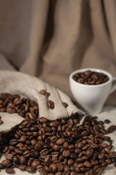 Koffiekop en koffiebonen in een zakje - Foto, afbeelding