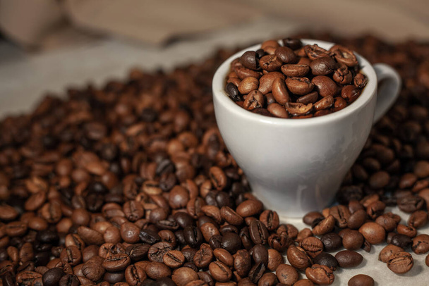 Cup of coffee and coffee beans on background - Foto, imagen
