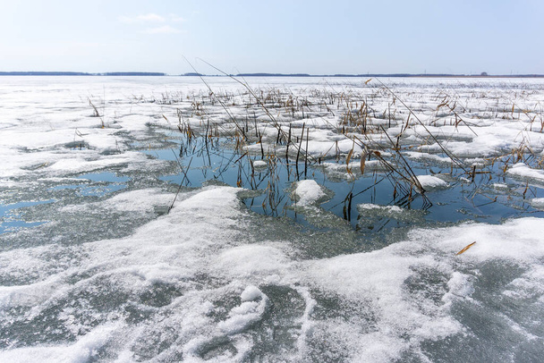 το νερό λιώνει στη χειμερινή λίμνη χιόνι, η αρχή της ανοιξιάτικης Σιβηρίας - Φωτογραφία, εικόνα