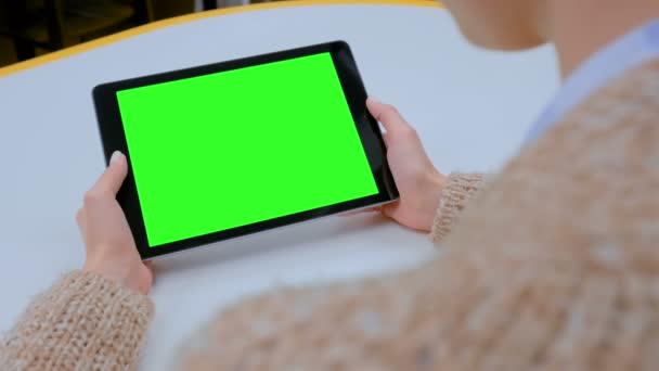 Mujer mirando tableta con pantalla verde en casa
 - Metraje, vídeo