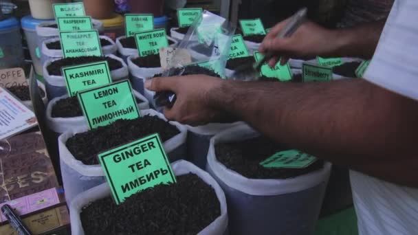 El hombre vende diferentes tipos de té de hoja india en la calle
 - Metraje, vídeo