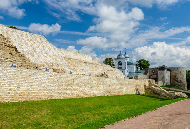 Стародавня російська фортеця в Старому Ізборську (Росія). - Фото, зображення