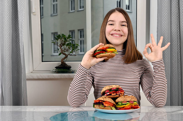 Ευτυχισμένο κορίτσι με vegan σάντουιτς και εντάξει χέρι σημάδι - Φωτογραφία, εικόνα