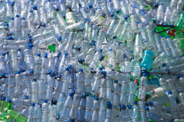 Una gran cantidad de botellas de residuos de plástico con cuidadosamente estructurado lado a lado
 - Foto, Imagen