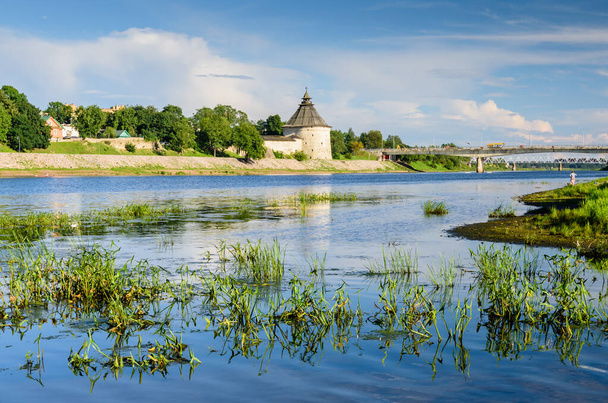 Viehättävä rantakatu Velikaya joen historiallisessa osassa Pihkovassa, Venäjällä
 - Valokuva, kuva