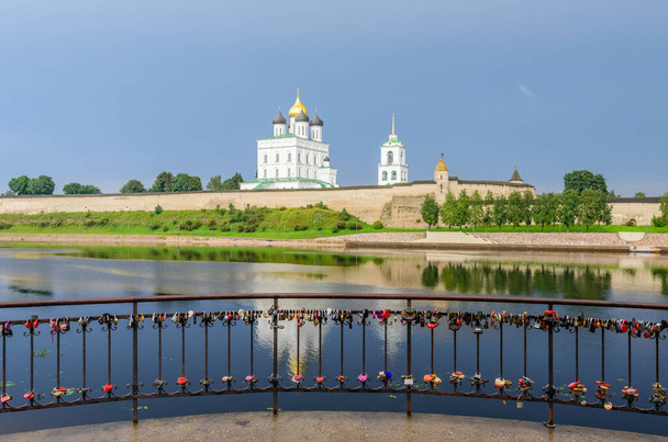 Kolminaisuuden katedraali antiikin Kremlissä Pihkovassa, Venäjällä
 - Valokuva, kuva