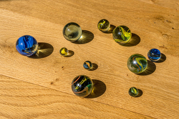 bolas de cristal no parquete texturizado
 - Foto, Imagem
