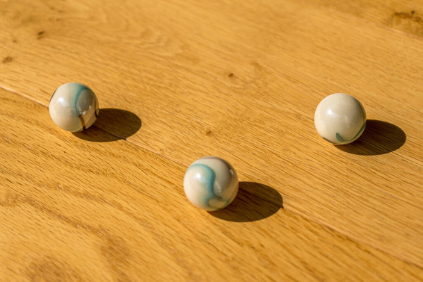 Fa fehér márvány labda játék a padlón - Fotó, kép