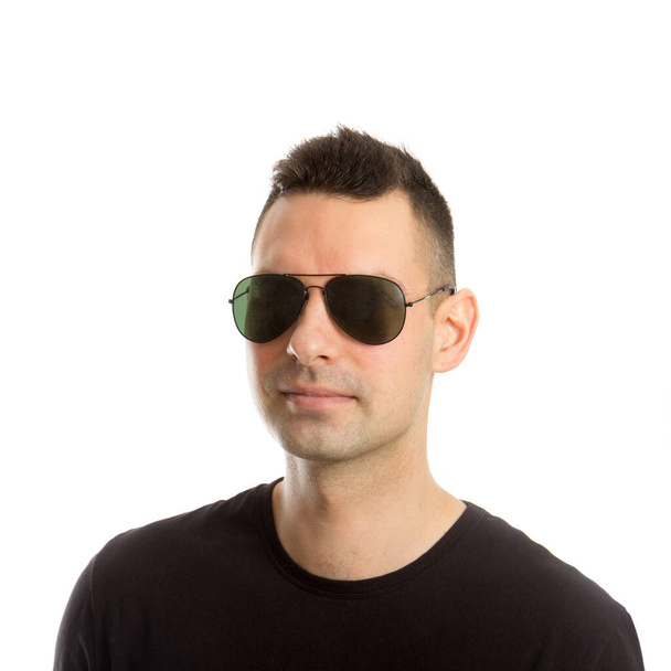 Prise de vue d'un jeune homme portant des lunettes de soleil aviateur
, - Photo, image