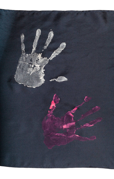 Отпечатки рук на фрагменте черного шелкового шарфа ручной работы на белом фоне
 - Фото, изображение