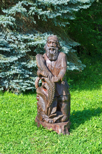 Pereslavl - Zalessky, Russia-August 1, 2017: Pereslavl dendrological garden named after S. F. Kharitonov. Interactive route "Fairy tale Trail". Wooden sculpture "Travich" - Fotografie, Obrázek