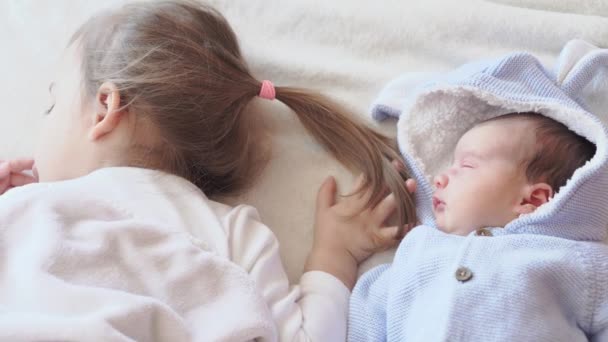 İki kız kardeş, bebekler yatakta uyuyor. Kavram: tatlı rüyalar - Video, Çekim