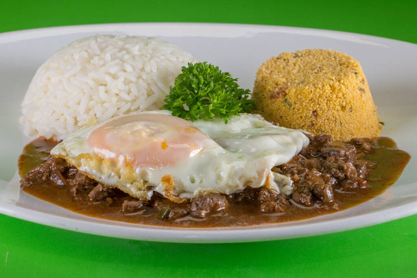 Tipik Brezilya yemeği, doğranmış et, pirinç, lahana ve kızarmış yumurta. - Fotoğraf, Görsel