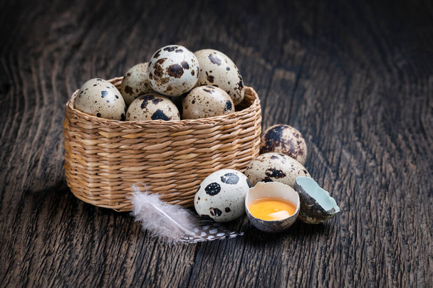 Перепелиные яйца в маленькой корзине
. - Фото, изображение