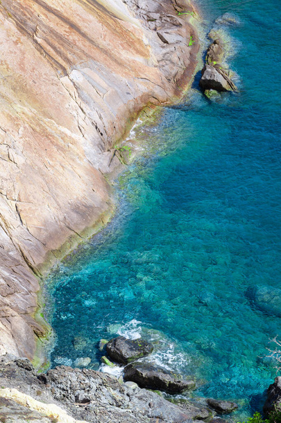 Litoral litoral com penhasco e rochas em uma encosta de montanha. Mar azul da Ilha de Elba, na Itália, na região da Toscana. Mar cristalino. Mar Mediterrâneo - Foto, Imagem