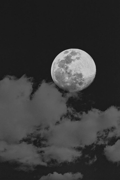 La Luna Rosa escondida detrás de las nubes en el cielo por la noche. Moscatel, Omán
. - Foto, Imagen