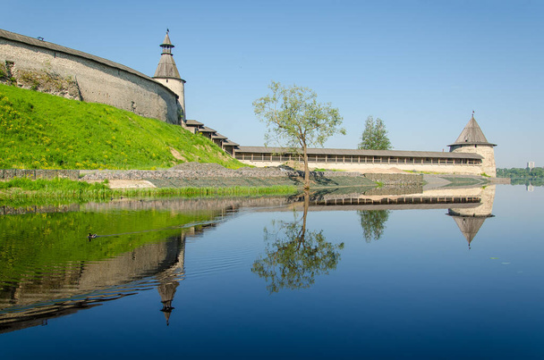 Pskov Kremlin - fortification architecture of Russia. The ancient Russian city of Pskov - Foto, imagen