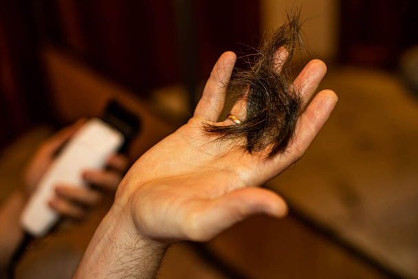 Haarschneidemaschine und von ihm geschnittenes Haar - Foto, Bild