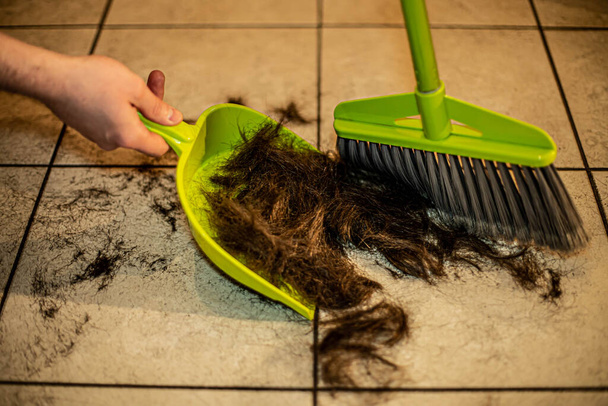 κομμένα μαλλιά μετά την κοπή στο σπίτι - Φωτογραφία, εικόνα