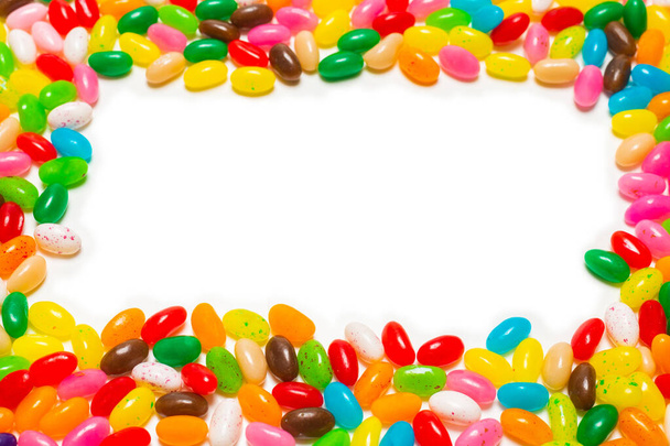 Fehér alapon izolált színes zselés cukorkák. Felülnézet.  - Fotó, kép