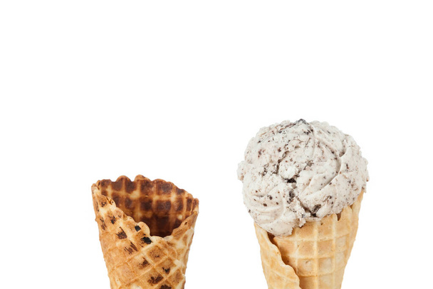 Cornets servis avec une boule de crème glacée ; photo sur fond blanc
. - Photo, image