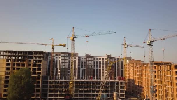 Vista aérea de edificios de apartamentos residenciales altos en construcción. - Metraje, vídeo
