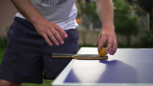 Jogador de tênis de mesa se preparando para o jogo. Homem jogador tocando bola e raquete
 - Filmagem, Vídeo