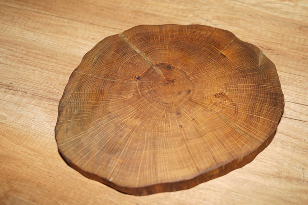 Kézműves tölgyfa vágás. Házi készítésű fa tálca - Fotó, kép