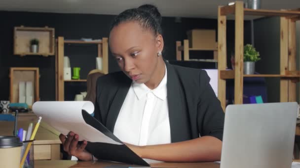 Young african american woman working with documents in coworking office - Imágenes, Vídeo