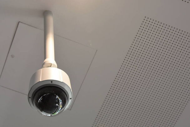 CCTV bewakingscamera aan het plafond - Foto, afbeelding