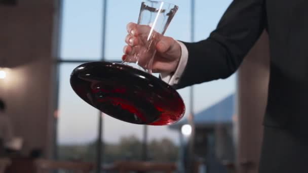 barman agita o vinho em um decantador em câmera lenta
 - Filmagem, Vídeo