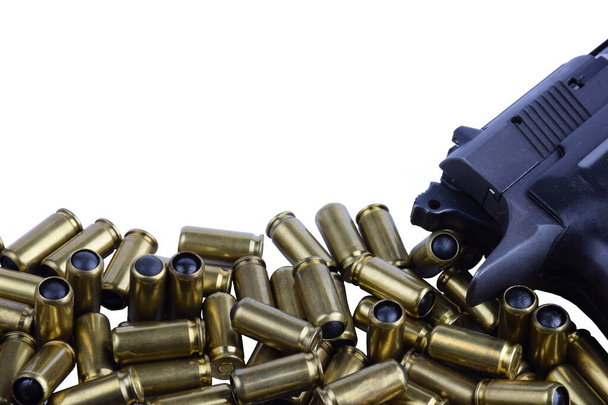 Патроны для травматического пистолета и травматического пистолета на белом фоне
 - Фото, изображение