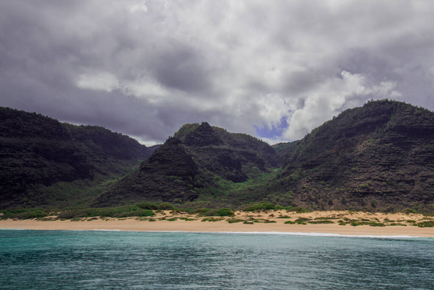 Побережье Напали на острове Кауаи американского штата Гавайи в летний день - Фото, изображение