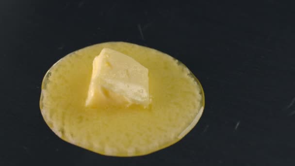 boter smelt in slow motion waardoor het choux deeg - Video
