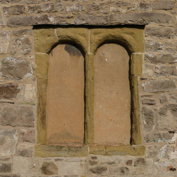 シンプルなアーチ型の教会の窓のペアがブロックされています。. - 写真・画像