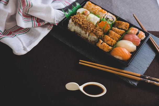 Raw fresh Salmon sushi roll maki - comida japonesa
 - Foto, imagen