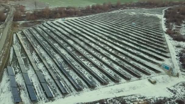 Sistema de painéis fotovoltaicos solares azuis produzindo energia limpa renovável na área rural no inverno. - Filmagem, Vídeo