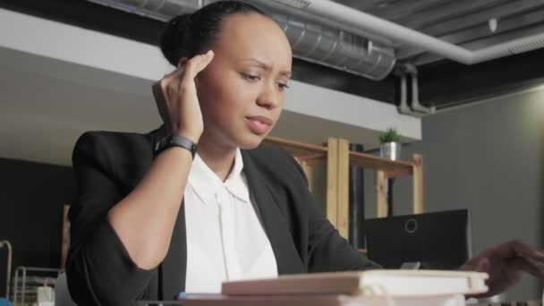 Dor de cabeça, jovem africana estressada com dor de cabeça
 - Filmagem, Vídeo