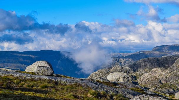 Beautiful landscapes of the Norwegian mountains on the way to Kjeragbolten - the most dangerous stone in the world, which is stuck between the rocks at an altitude of 984 meters above the Lysefjorden. - Zdjęcie, obraz