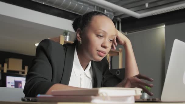 Abajo vista de aburrida mujer afroamericana quiere dormir y trata de trabajar
 - Imágenes, Vídeo