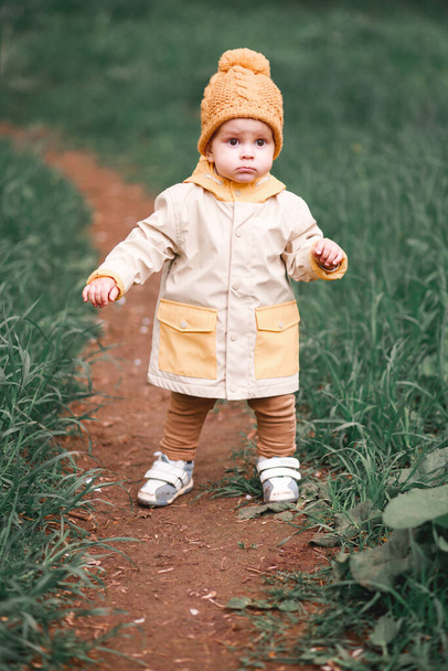 in the spring, a little boy walks along the path. - Fotografie, Obrázek