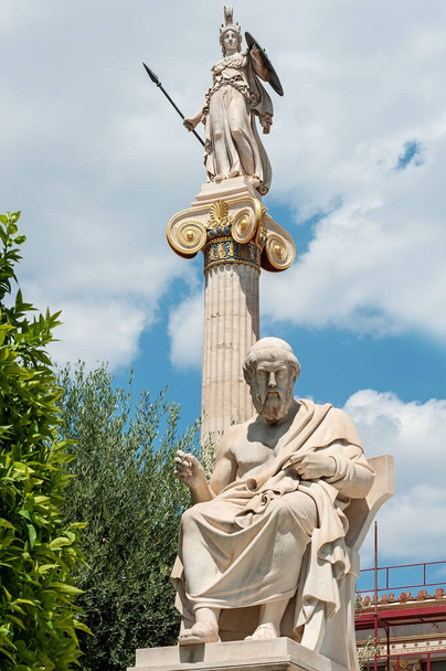 Platonin patsas, taustalla Athene-pylväs
 - Valokuva, kuva