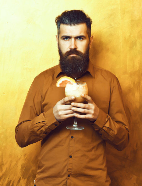 Brutal caucasian hipster holding tropical alcoholic fresh cocktail - Fotó, kép