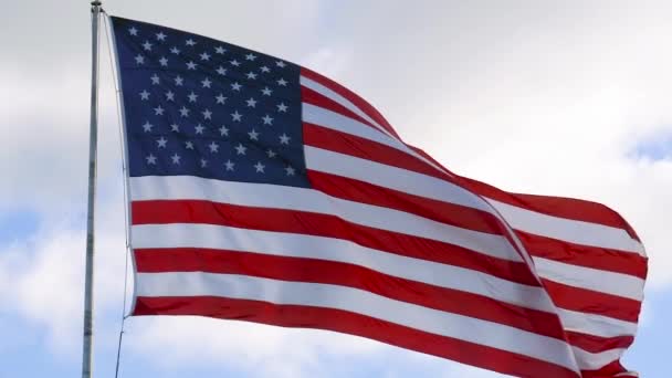 Αμερικανική σημαία ΗΠΑ σε κοντάρι σημαίας κυματίζει, αργή κίνηση - Πλάνα, βίντεο