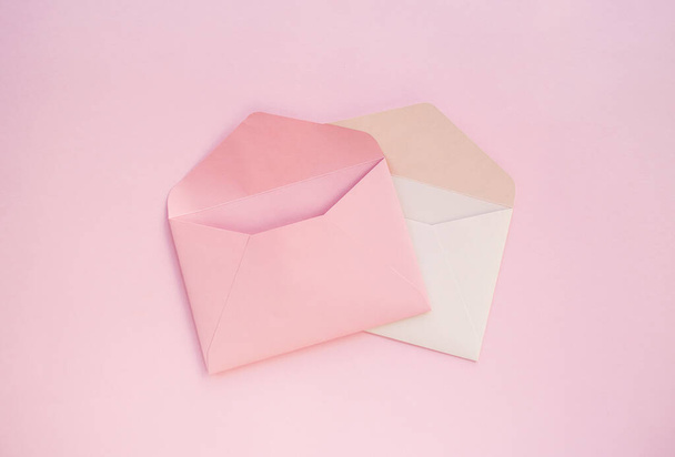 Envelopes cor de rosa sobre fundo rosa
. - Foto, Imagem