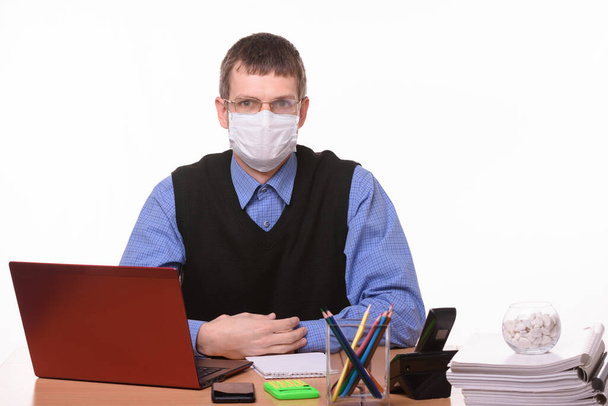 O funcionário de escritório de uma máscara médica suga copos
 - Foto, Imagem