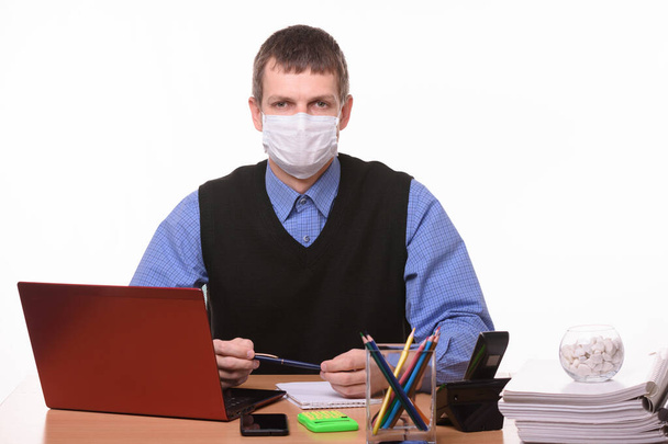 Retrato de un oficinista masculino con una máscara médica protectora en el lugar de trabajo
 - Foto, imagen