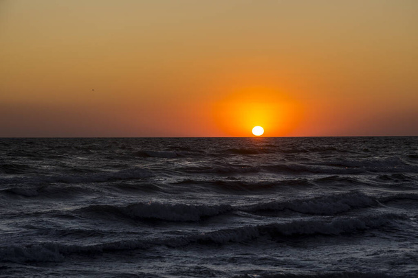 Oranžový západ slunce nad Černým mořem s velkými tmavými vlnami, Kinburn Foreland pobřeží, Ukrajina - Fotografie, Obrázek