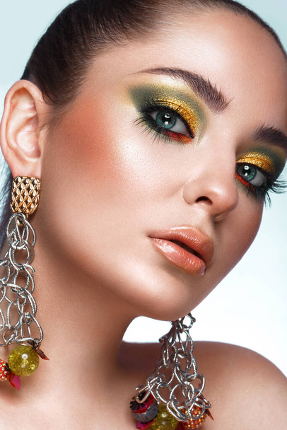 Beautiful girl with bright fashionable make-up and unusual accessories. Beauty face. - Foto, Bild