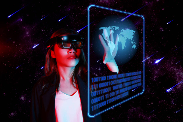 A fiatal női vállalkozó irányítja a fejlett technológiát az AR VR galaxis világában. Vegyes valóság koncepció. - Fotó, kép